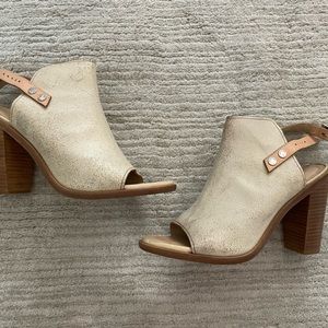 Size 10 Rag and Bone heel, worn a few times out as you’ll see in the photos.